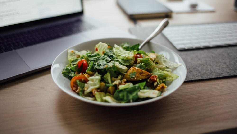 arugula-salad-with-peaches-and-cornbread-croutons